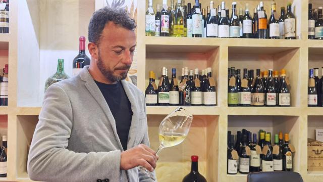 David Santos en la bodega Airen.