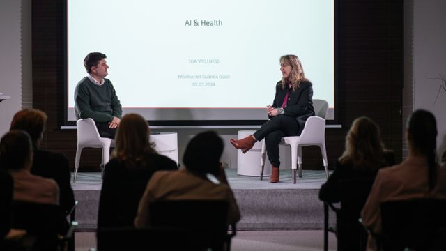 Javier García y Montse Guàrdia, en su exposición en el SHA Wellness Clinic.