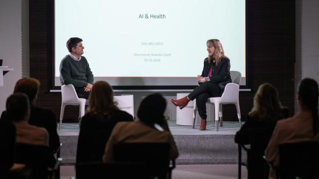 Javier García y Montse Guàrdia, en su exposición en el SHA Wellness Clinic.