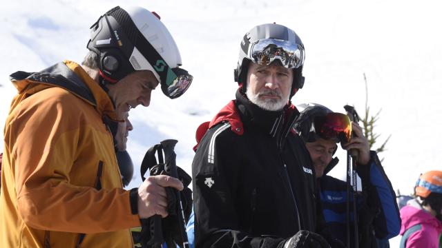 El rey Felipe VI espera su turno para coger el telesilla, este sábado, 16 de marzo, en Formigal.