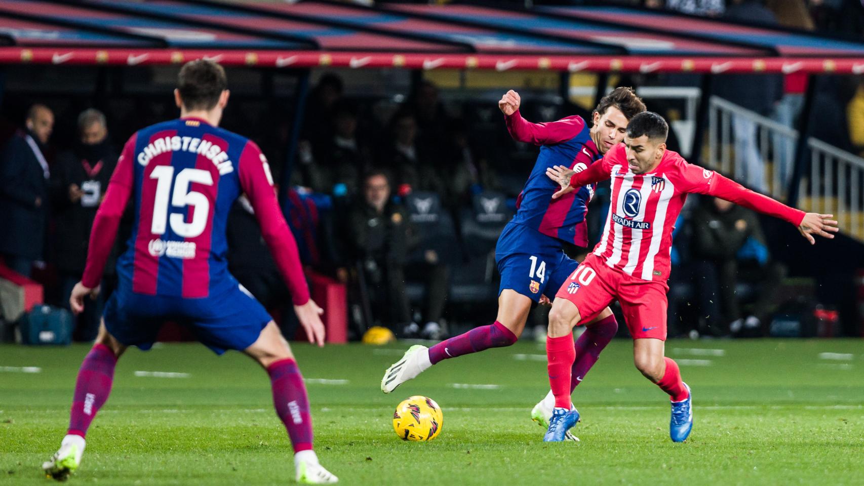 Joao Félix y Ángel Correa, durante el FC Barcelona - Atlético de Madrid