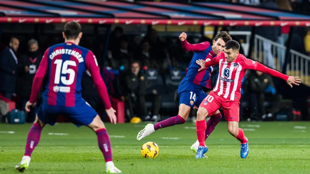 Joao Félix y Ángel Correa, durante el FC Barcelona - Atlético de Madrid