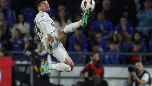 Portu, el jugador del Girona, controla el balón.