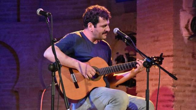 Carlos Ávila actuando en el Círculo de Arte de Toledo. Foto: Carlosavilacantautor.com