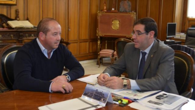Antonio Ruiz, a la izquierda, y Benjamín Prieto, a la derecha, reunidos en la Diputación de Cuenca.