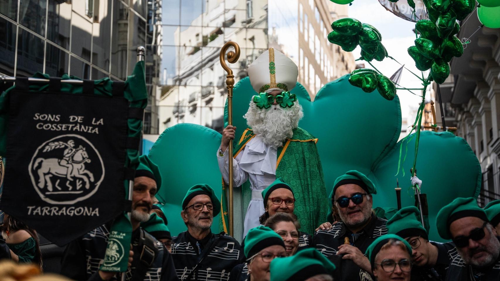 500 gaiteros invaden la Gran Vía: el desfile de San Patricio en fotos