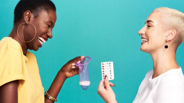 Una mujer sujetando un preservativo femenino y otra, un anticonceptivo hormonal.