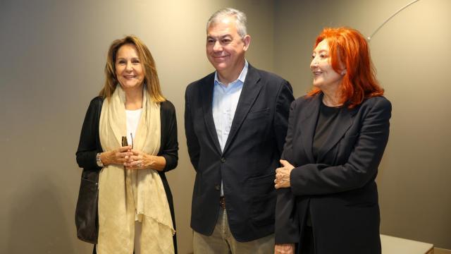 La escritora María Dueñas junto al alcalde de Sevilla, José Luis Sanz.