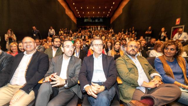 Feijóo (c), el presidente del PP de Cataluña, Alejandro Fernández (d), y la portavoz del (PP) en el Parlamento Europeo, Dolors Montserrat.