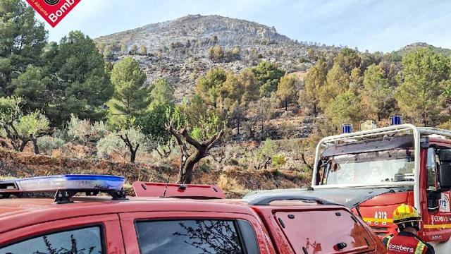 Las unidades desplegadas en la partida Turballos de Muro de Alcoy este domingo.