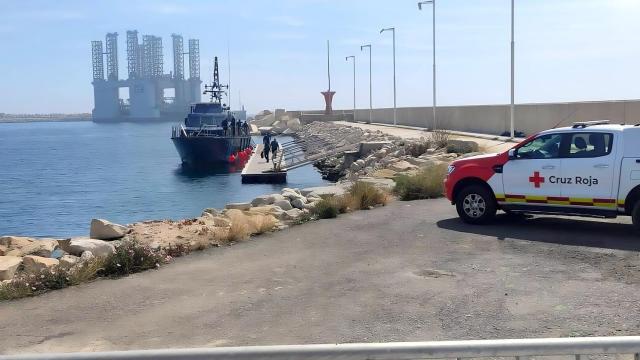 La llegada de la embarcación de rescate al puerto de Alicante este domingo.