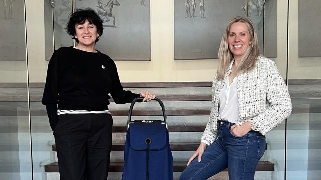 Mireia e Isa Server con el carro que venden en la tienda del MoMA de Nueva York.