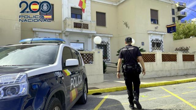 Vista de la comisaría de Dénia en la que han detenido a la madre francesa perseguida por Francia.