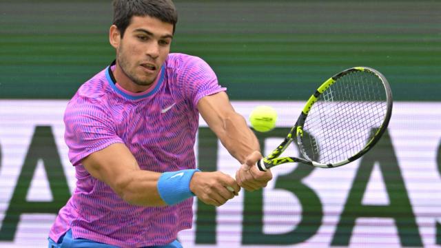 Carlos Alcaraz realiza un revés en Indian Wells.