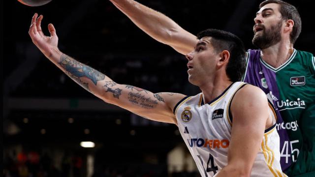 Gaby Deck en una acción ante Kravish