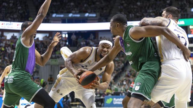 Yabusele trata de zafarse de dos defensores de Unicaja.