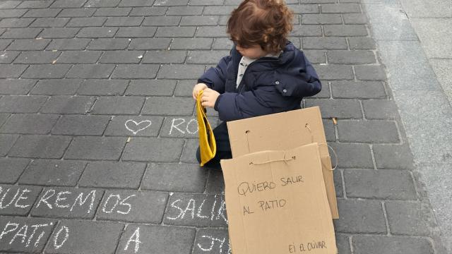 Protesta de los padres y niños de la escuela municipal El Olivar, en Lavapiés, que llevan más de un mes sin patio por desperfectos en el edificio colindante.