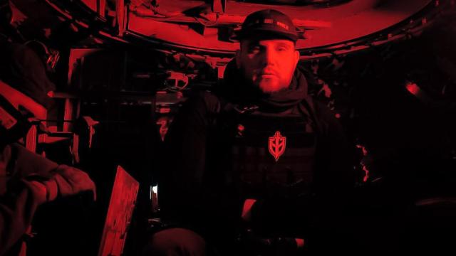 Denis Kapustin, comandante del Cuerpo de Voluntarios Rusos, en el interior  de su puesto de mando.