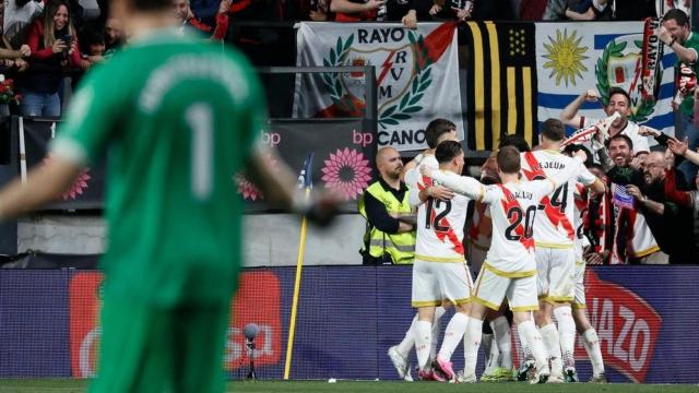 Jugadores del Rayo celebran un gol ante el Betis.