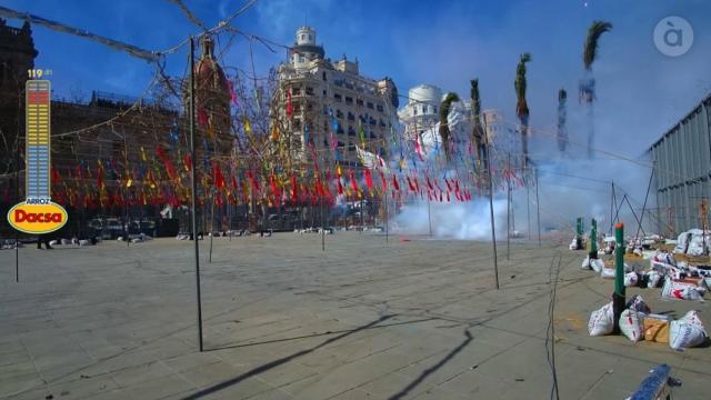 Imagen de la 'mascletà' de À Punt desde la Plaza del Ayuntamiento de Valencia. EE