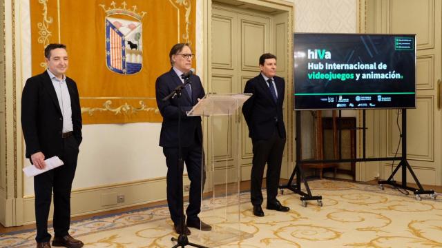 El consejero de Economía y Hacienda, Carlos Fernández Carriedo, el alcalde de Salamanca, Carlos García Carbayo, y el catedrático de Inteligencia Artificial de la Universidad de Salamanca, Juan Manuel Corchado Rodríguez