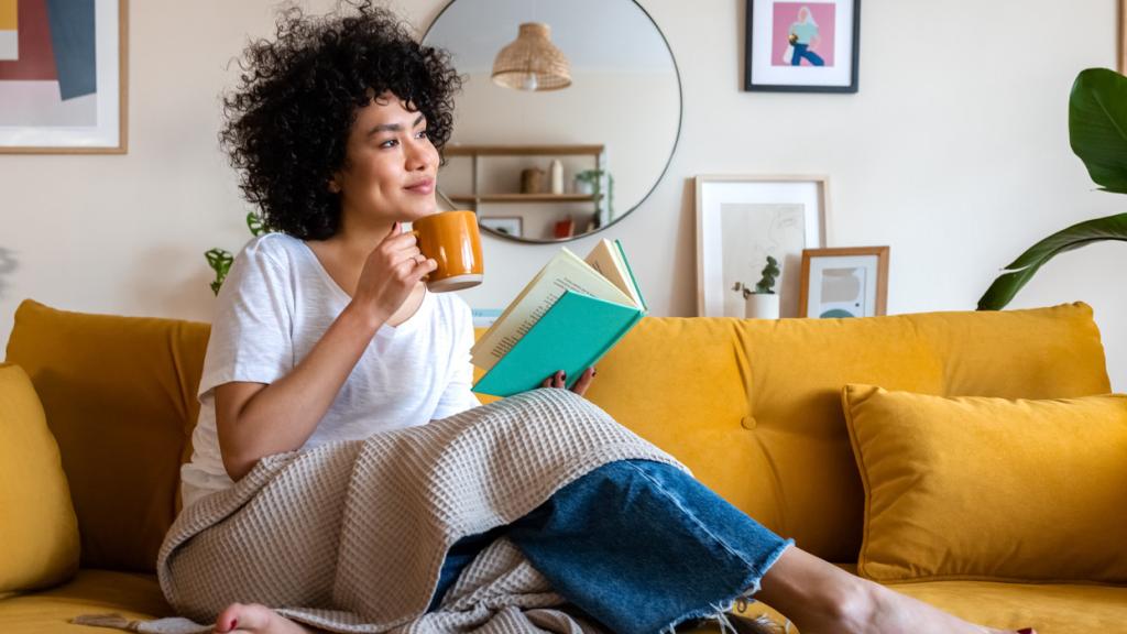 Una mujer disfrutando de la tranquilidad en su casa.