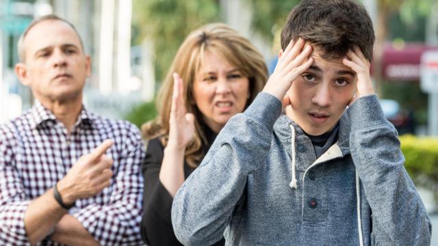 Un adolescente discutiendo con sus padres.