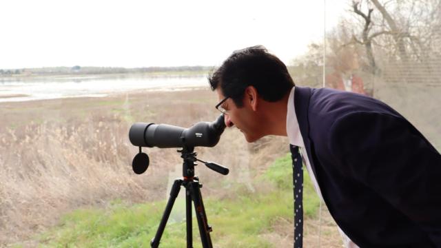Visita de José Manuel Caballero a la laguna de La Inesperada de Pozuelo de Calatrava. Foto: JCCM.