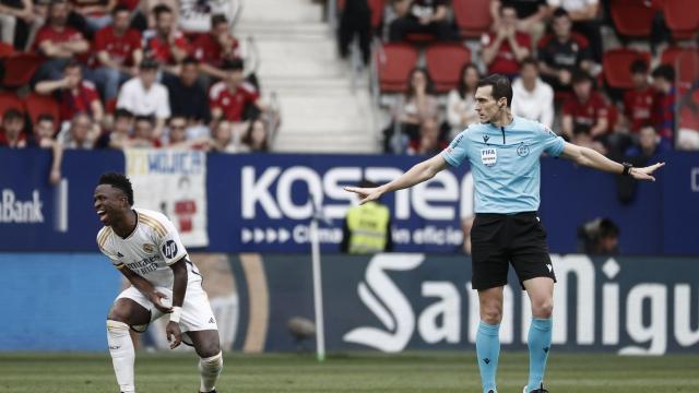 Vinicius, junto a Martínez Munuera.