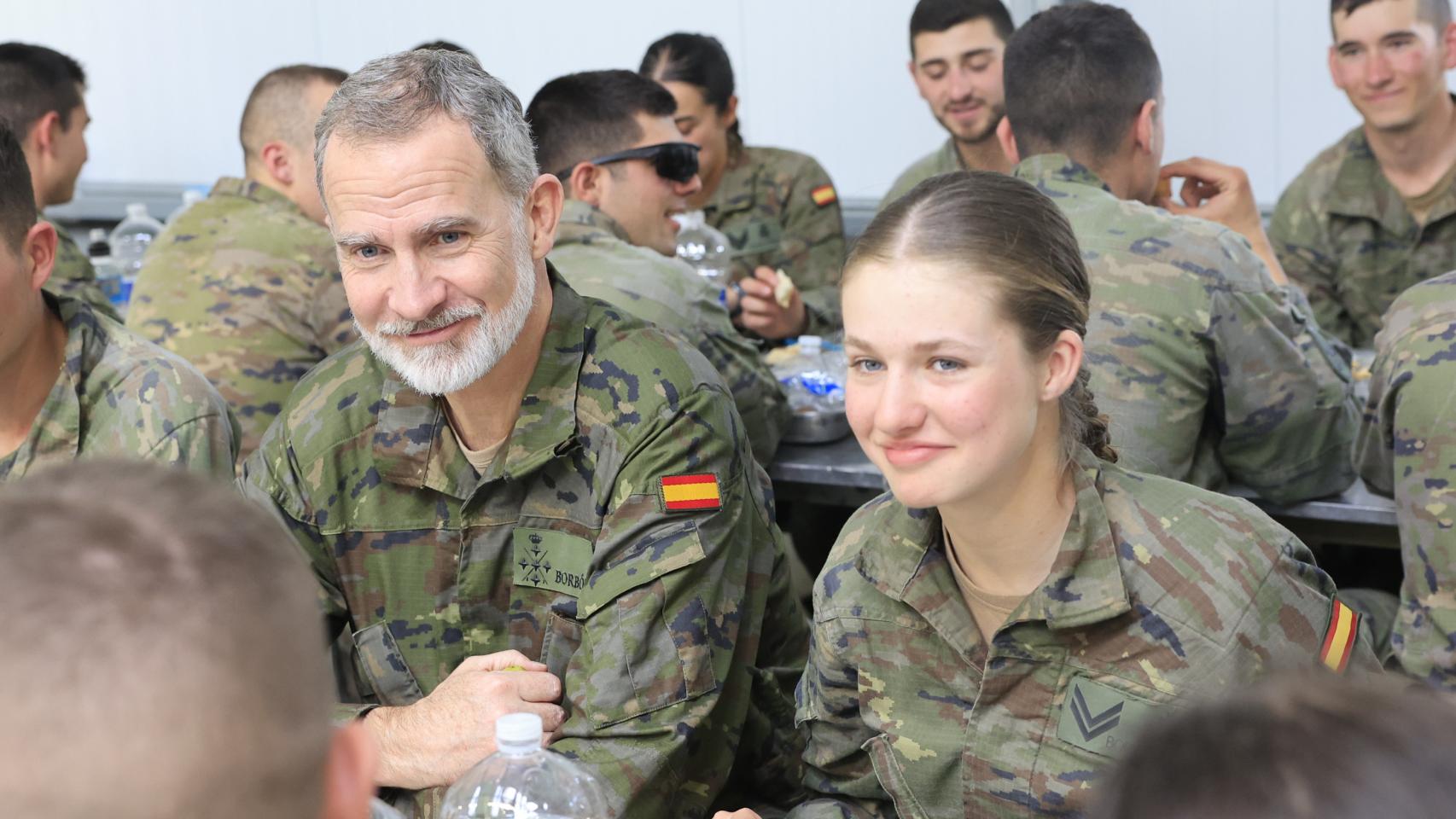Felipe VI visita a los alumnos de la Academia Militar de Zaragoza en plenas maniobras y sorprende a la princesa Leonor