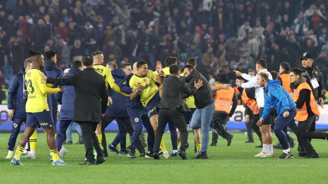 Los futbolistas del Fenerbahçe, agredidos por los radicales del Trabzonspor.