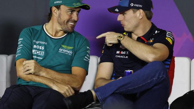 Fernando Alonsoy Max Verstappen en una rueda de prensa