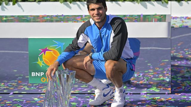 Carlos Alcaraz posa con su título del Masters 1.000 de Indian Wells 2024