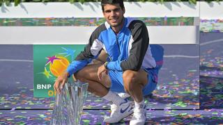 Carlos Alcaraz posa con su título del Masters 1.000 de Indian Wells 2024