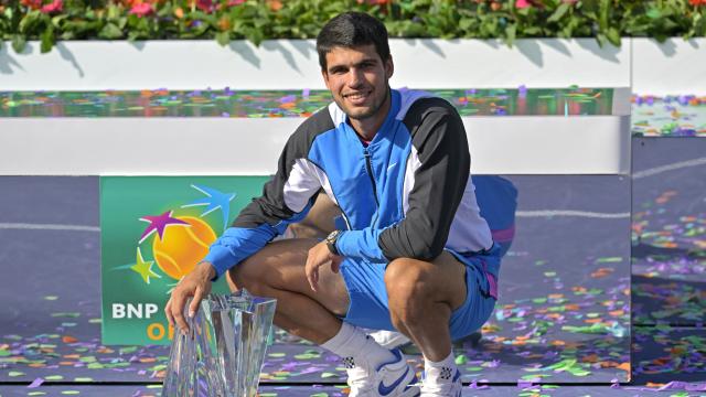 Carlos Alcaraz posa con su título del Masters 1.000 de Indian Wells 2024