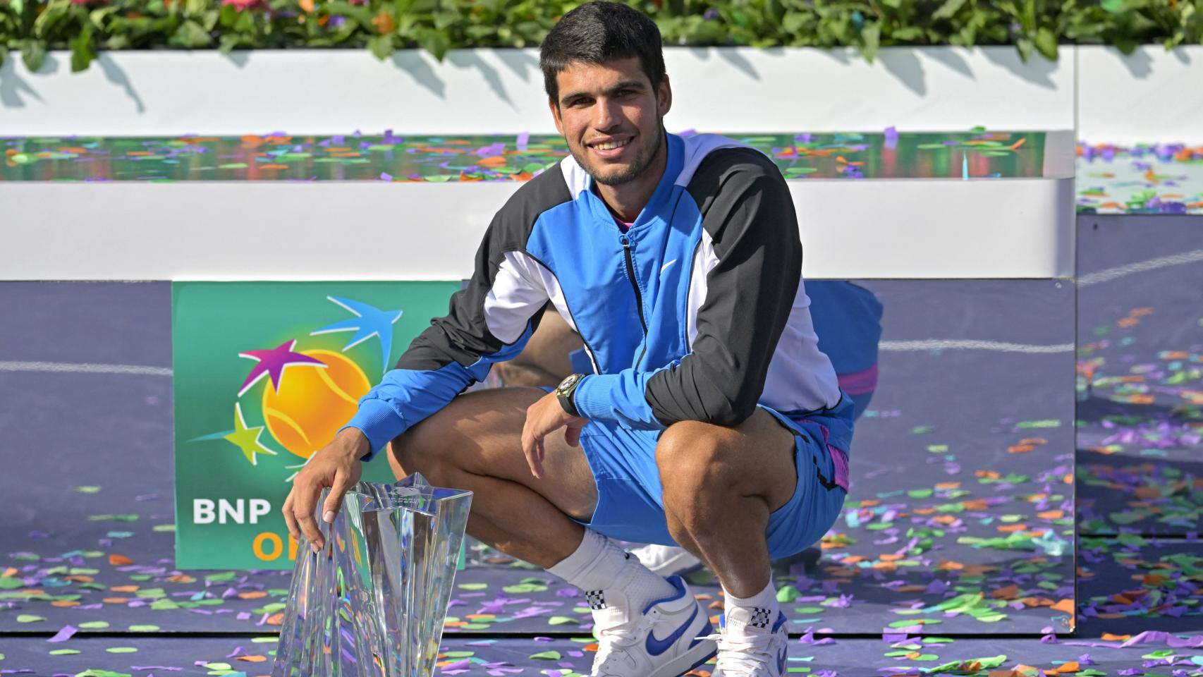 Carlos Alcaraz posa con su título del Masters 1.000 de Indian Wells 2024