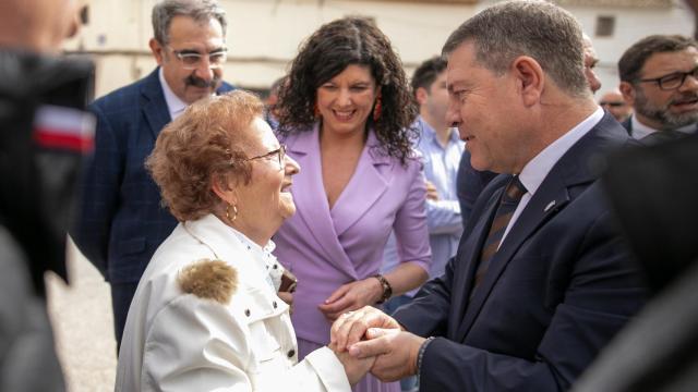 Emiliano García-Page, este lunes durante una visita a la localidad albaceteña de Barrax