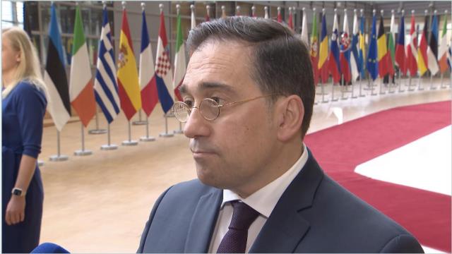 El ministro de Exteriores, José Manuel Albares, durante su comparecencia de prensa este lunes en Bruselas.