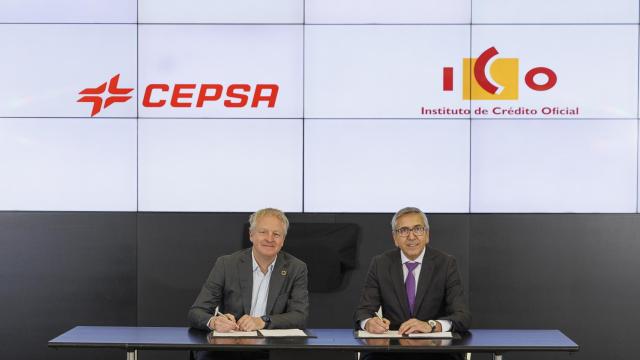 El consejero delegado de Cepsa, Maarten Wetselaaar, y el presidente del ICO, José Carlos García de Quevedo.