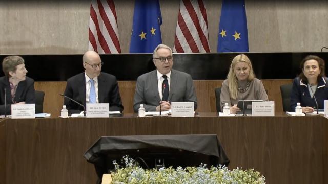 De izda a dcha: La Jefa Adjunta de la Misión del Reino de Bélgica en EEUU, Sophie Karlshause, el subsecretario de Energía de EEUU, David M. Turk, el subsecretario de Estado de EEUU, Kurt Campbell, la comisaria europea de Energía, Kadri Simson y la subsecretaria general en funciones del SEAE, Bélen Martinez Carbonell.