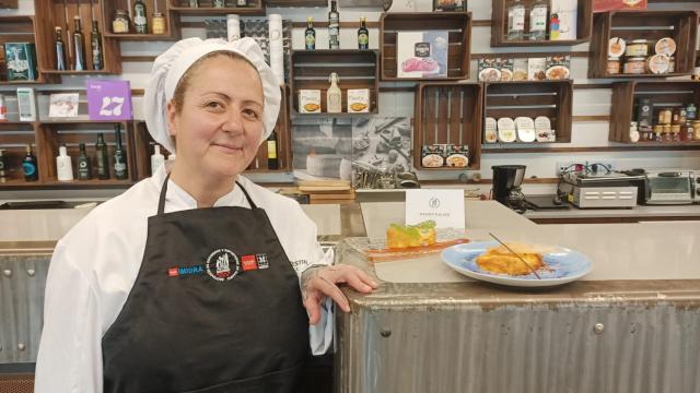 Yolanda Rebollo, pastelera del Westing Palace con sus dos torrijas ganadoras: una clásica y otra de espinacas.