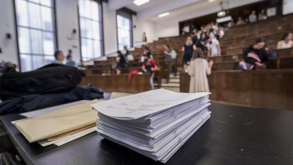 Varios estudiantes, antes de realizar la EBAU de 2023.