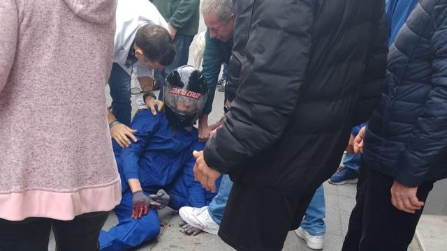 Los vecinos de Sanlúcar, reteniendo a los dos ladrones de la joyería.