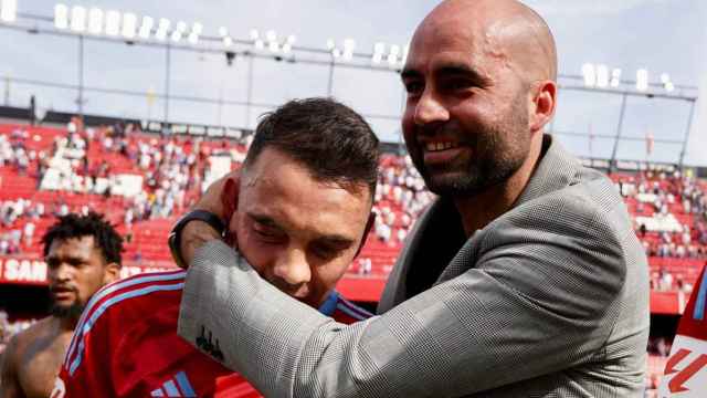 Giráldez abraza a Aspas tras la victoria ante el Sevilla la temporada pasada.