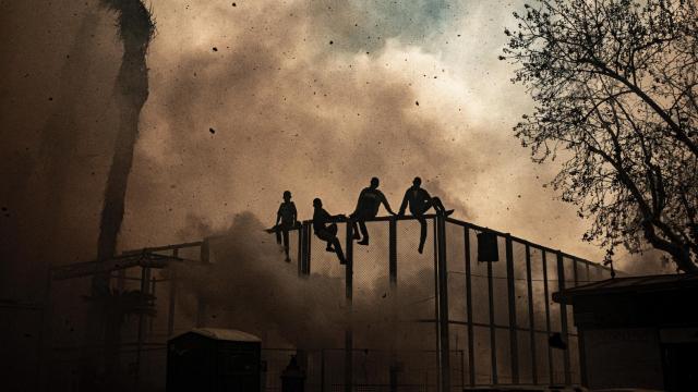 Los cuatro ninots colocados sobre la valla de la mascletà. EE