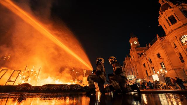 Imagen de archivo de dos bomberos trabajando en la noche de la cremà. EE