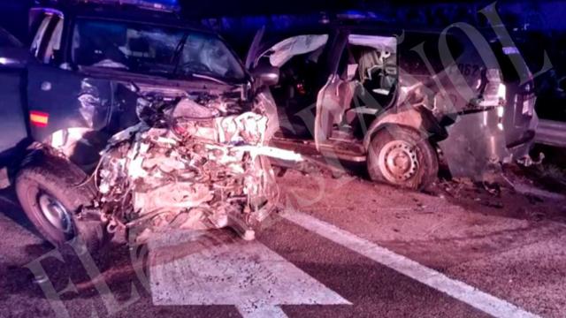 Dos de los vehículos de la Guardia Civil arrollados este martes por un camión.