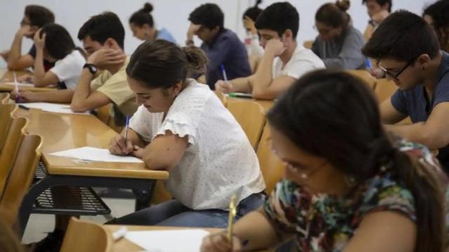 Alumnos universitarios.