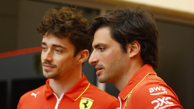 Carlos Sainz junto a Charles Leclerc en Baréin