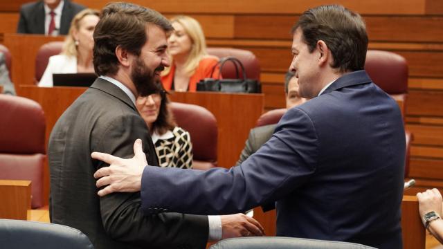 El vicepresidente de la Junta, Juan García-Gallardo, y el presidente, Alfonso Fernández Mañueco, en el pleno de las Cortes de este martes.